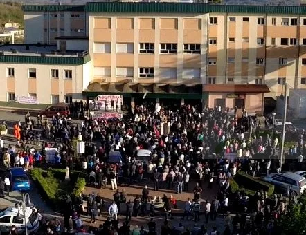 Sit-in per l’Ospedale: il giornalismo venuto dallo spazio