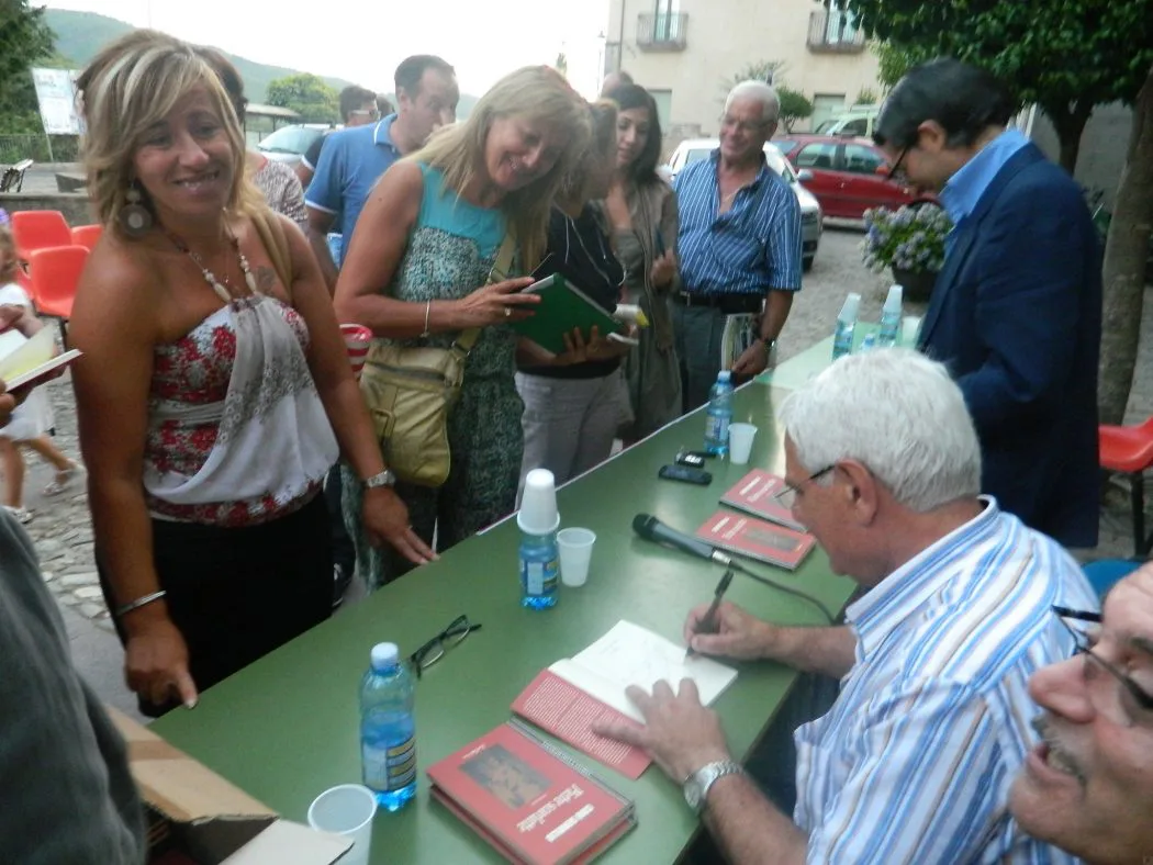 Colosimi – Presentato il libro “Pietre scarlatte” scritto da Ciro Servillo