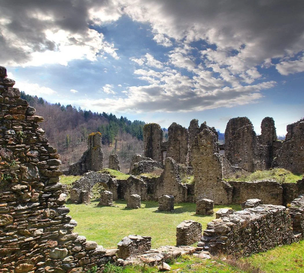 Abbazia di Corazzo (Carlopoli). Le antiche mura e un tetto di nuvole… in una foto di Antonio Renda