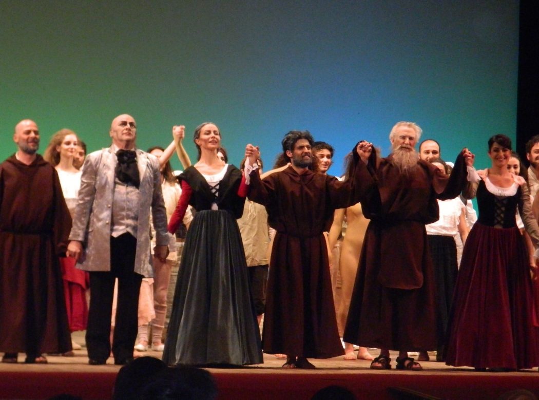 “Francesco de Paula”, un successo l’opera teatrale che porta in scena la vita del Santo calabrese