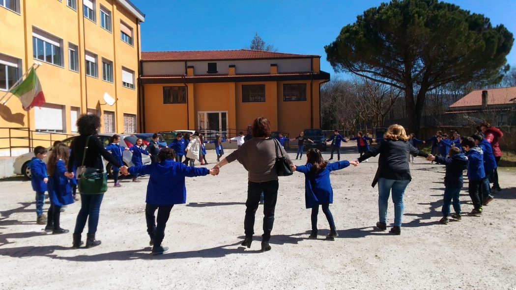 “Festa degli alberi” a Serrastretta piantato un castagno nel cortile della scuola
