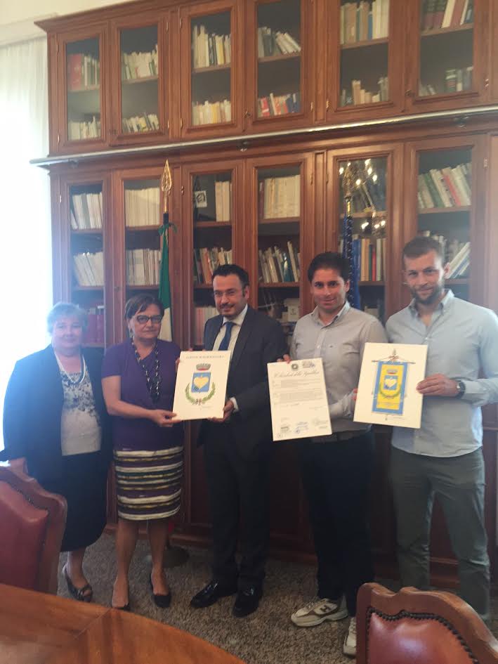 Marcellinara – Il prefetto ha consegnato al sindaco lo stemma e il gonfalone del comune