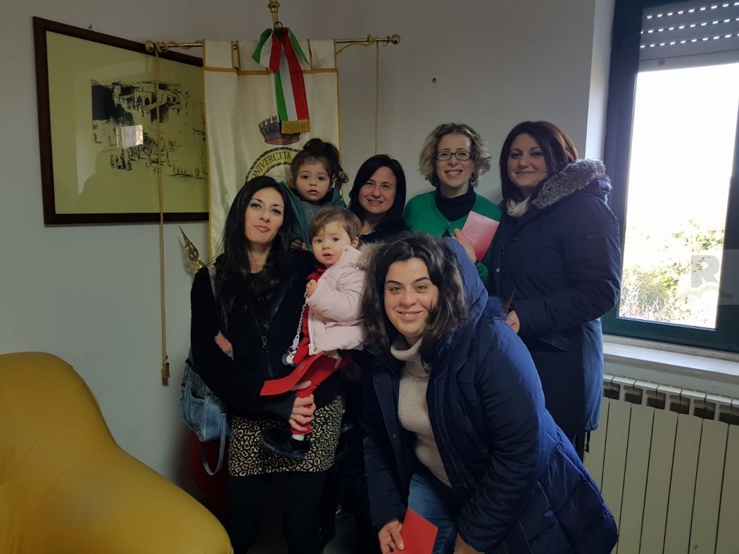 Il Comune di Amato ha consegnato sei bonus bebè da 500 euro per sostenere le famiglie
