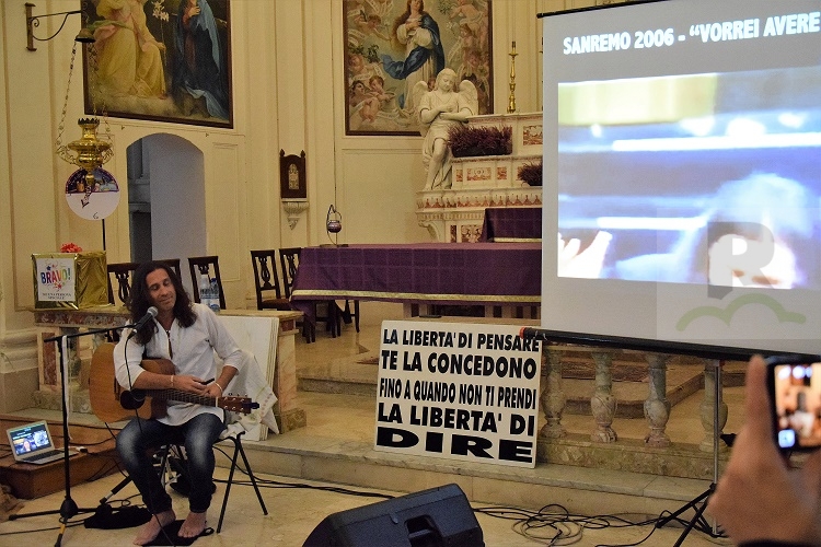 Il concerto di Povia a Decollatura, l’artista si è esibito nella chiesa di San Bernardo