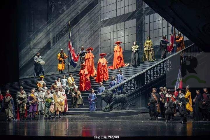 Lo “spettacolare” Coro Lirico Siciliano sul palcoscenico del Teatro Politeama di Catanzaro