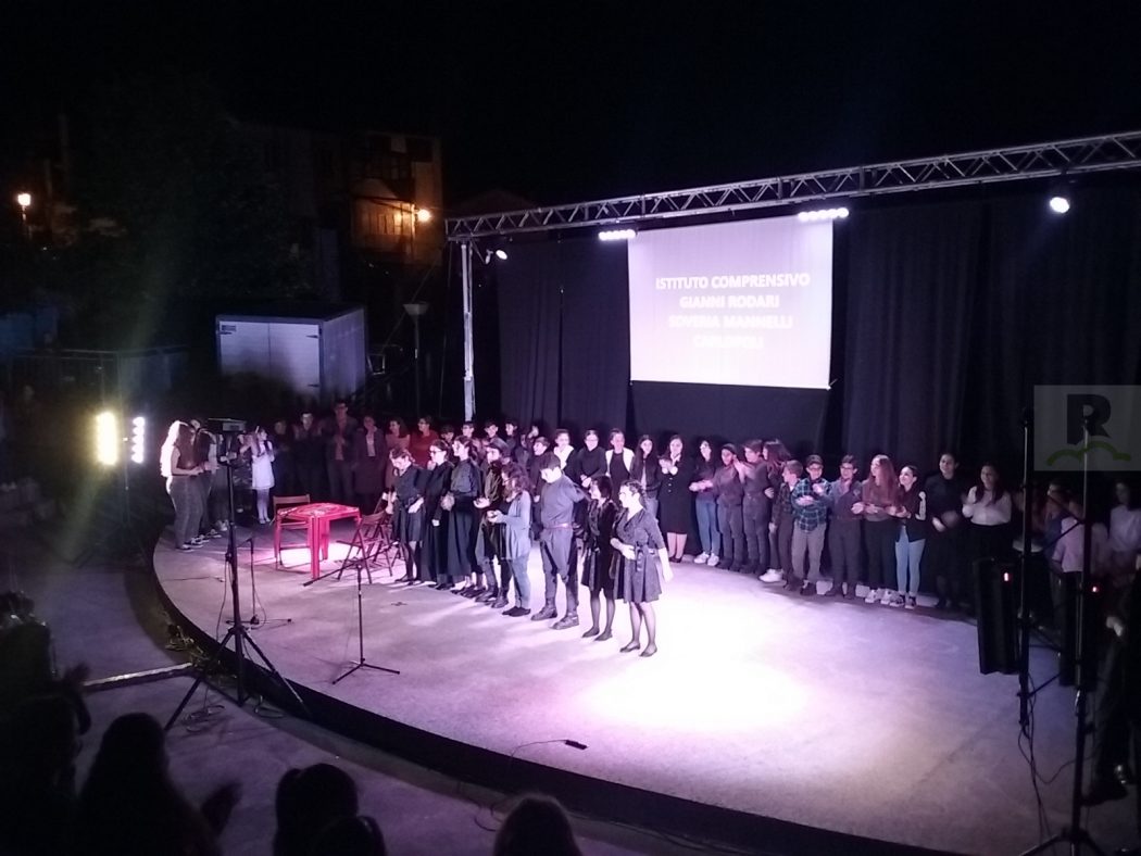 Un teatro “adulto” fatto dai giovani studenti dell’IC Rodari: è “Terra di nessuno” sulla Prima guerra mondiale