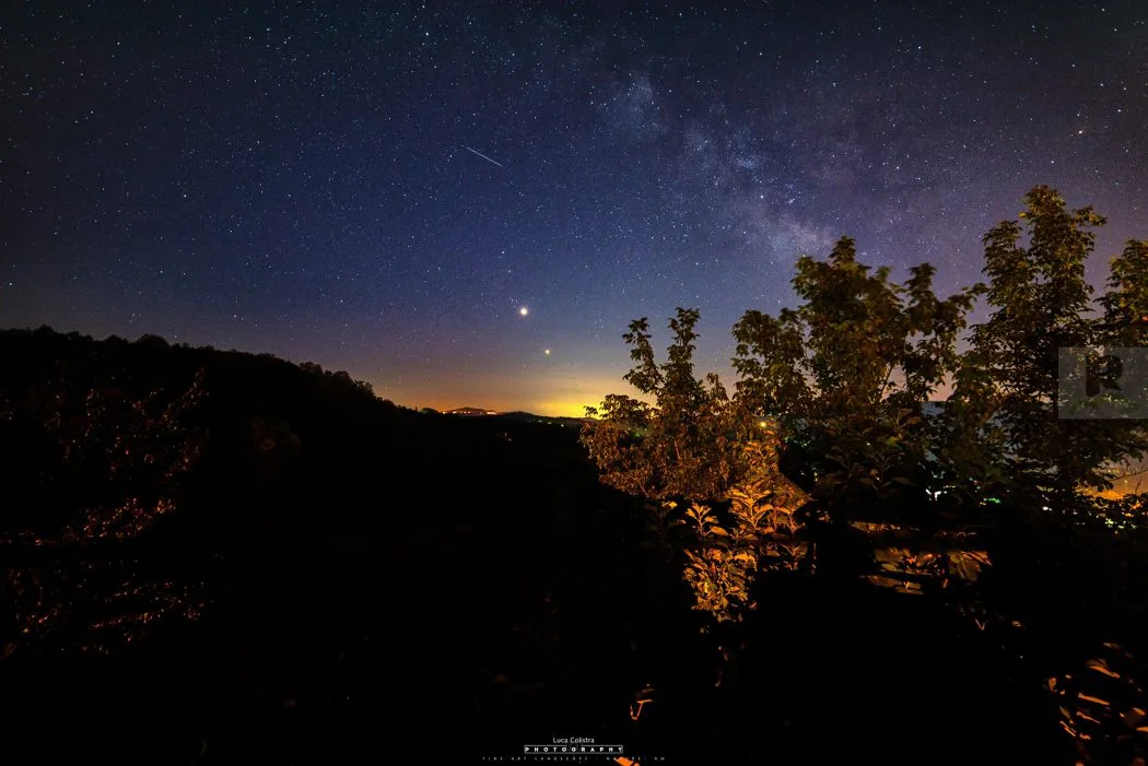 Eclissi di Luna con la Via Lattea e Marte