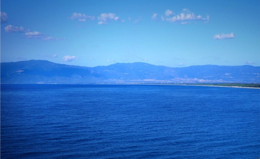 Sinfonia azzurra (Golfo di Sant’Eufemia). L’altra faccia del Reventino… in una foto di Antonio Renda
