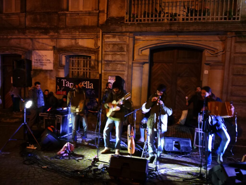 Tiriolo, la XVI edizione del “Tarantella Power” con danze e musiche nel centro storico