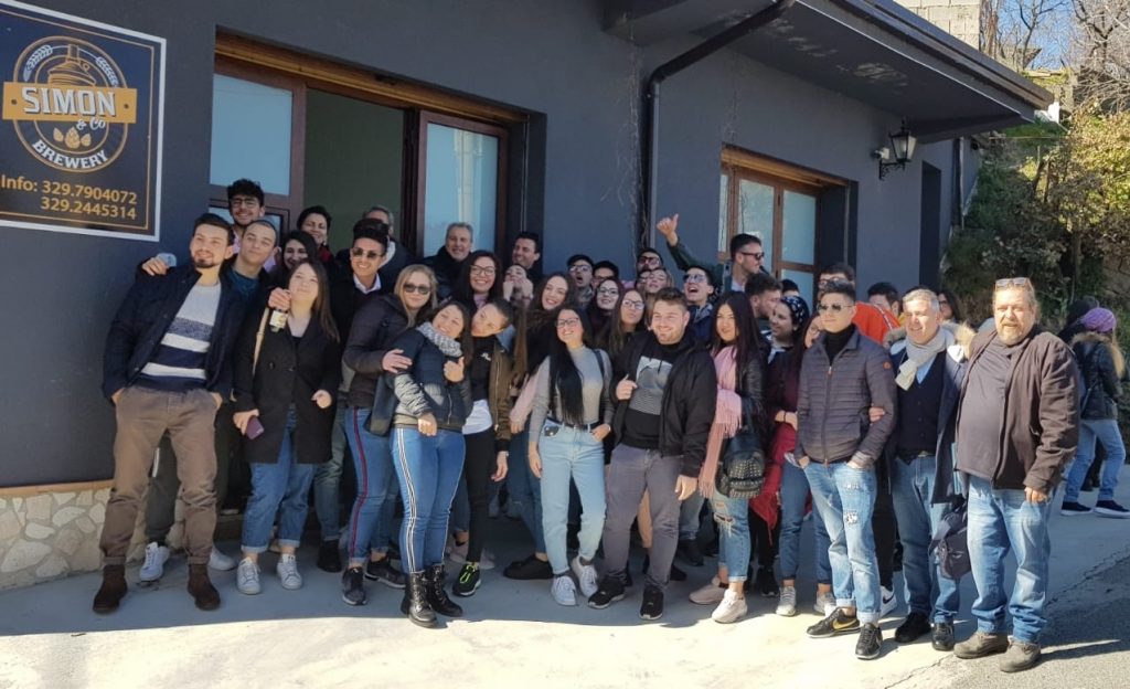 Andali, la birra nella didattica una scuola di Messina visita il birrificio Simon