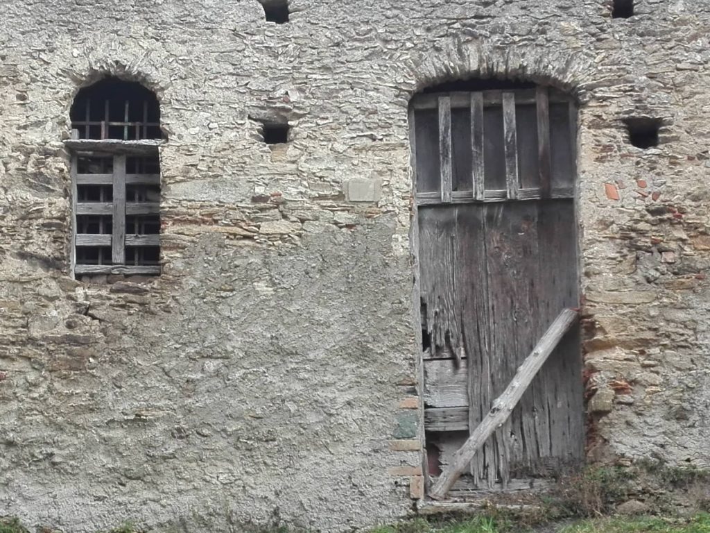 Osservare le case vuote con gli occhi del ritorno: un carico di pensieri frantumati nella memoria