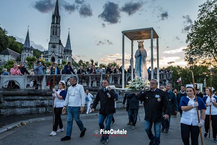 I ragazzi e i volontari della sottosezione Unitalsi di Lamezia Terme rientrano dopo il pellegrinaggio a Lourdes