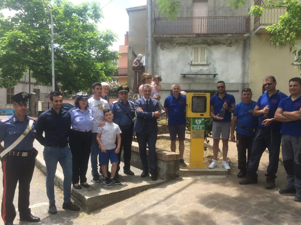 Installato un defibrillatore in piazza Padre Pio dono di “Petronà club 4×4 off road”