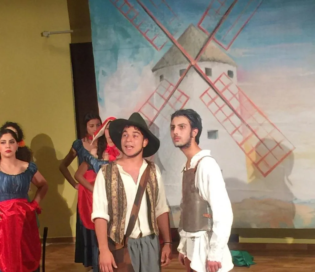 Teatro, ridere e riflettere con Don Chisciotte. Un successo il lavoro degli studenti di Sersale