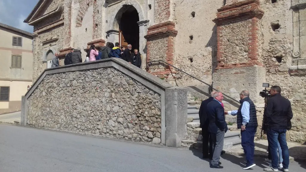 Petronà, protesta dei parrocchiani e flash mob contro barriere architettoniche accesso chiesa