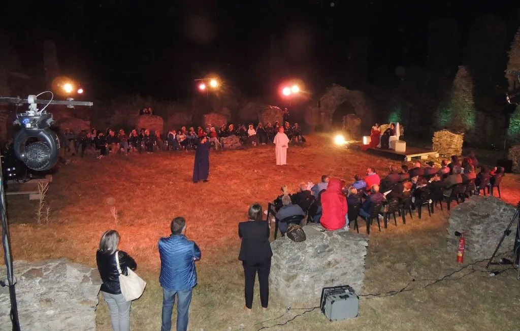 Carlopoli, Abbazia di Corazzo scenario suggestivo dell’opera teatrale “Il Dono del Male”