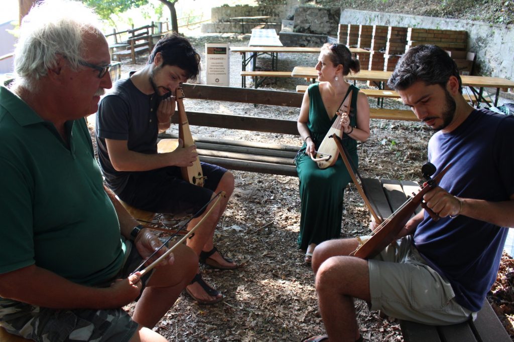 Felici & Conflenti: trekking sul Reventino, performance e storie di suonatori e migranti