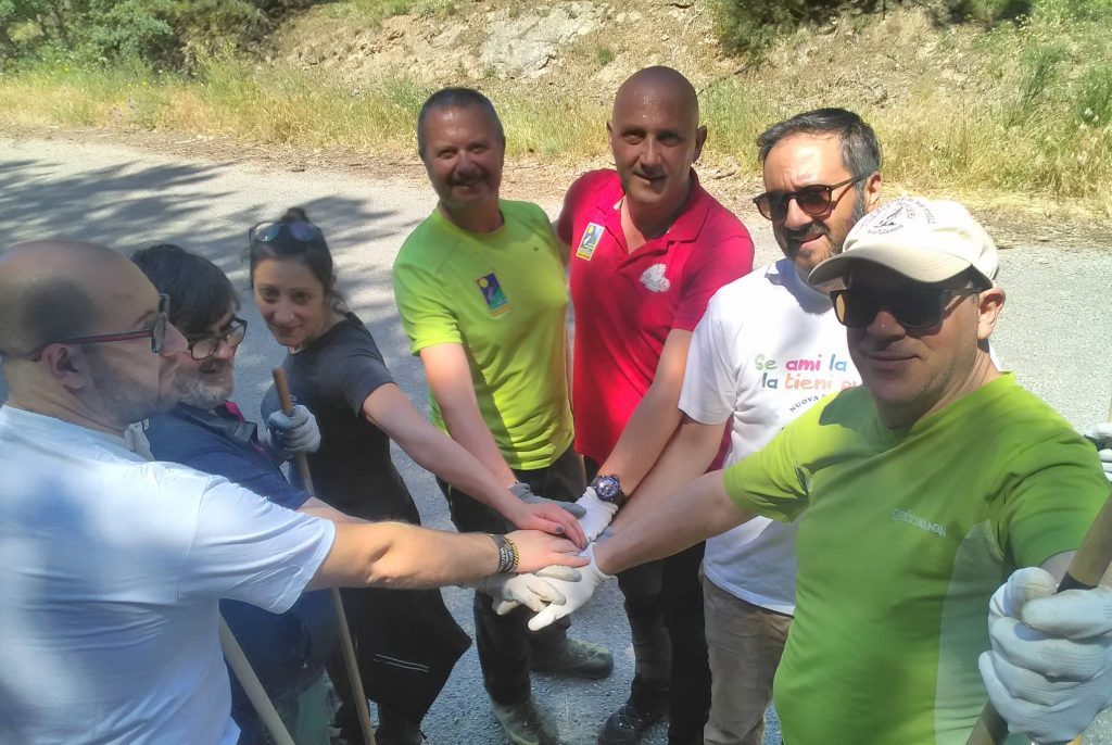 Camigliatello, guide del Parco e operatori Pro Loco bonificano sentiero Lago Ariamacina  