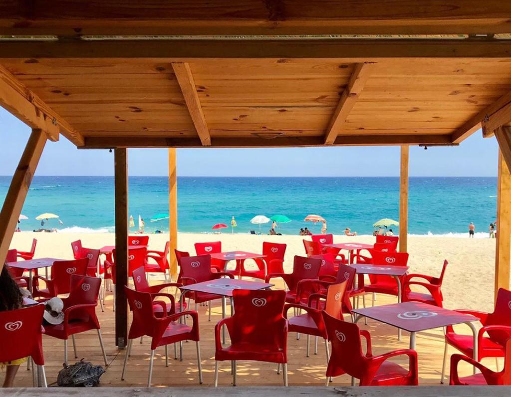 “Lido Calipso” avviato da alcuni giovani nella baia di Caminia: una meta turistica da visitare