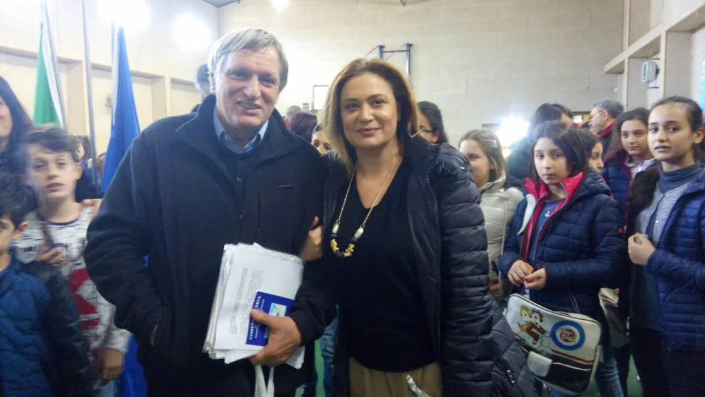 Riconoscenza dei sindaci a Rosetta Falbo che lascia la dirigenza della scuola “Corrado Alvaro”