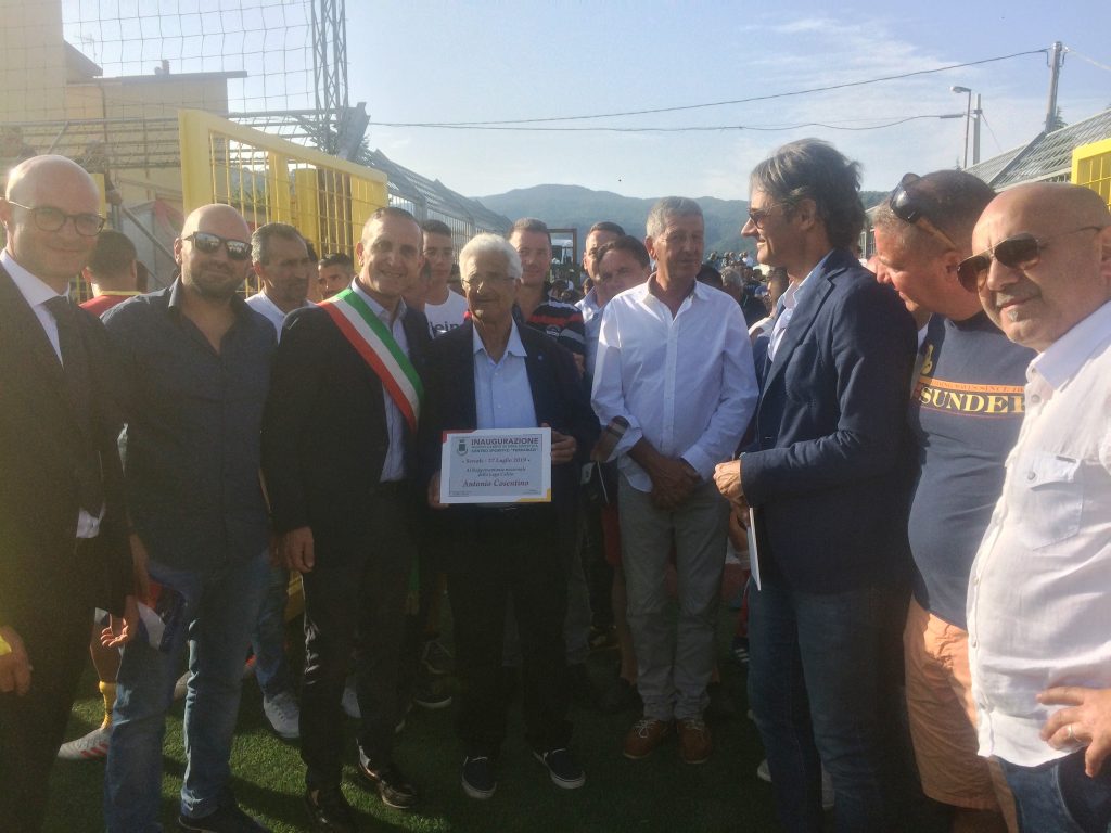 Tante le leggende del Catanzaro calcio a Sersale, inaugurato campo in erba sintetica