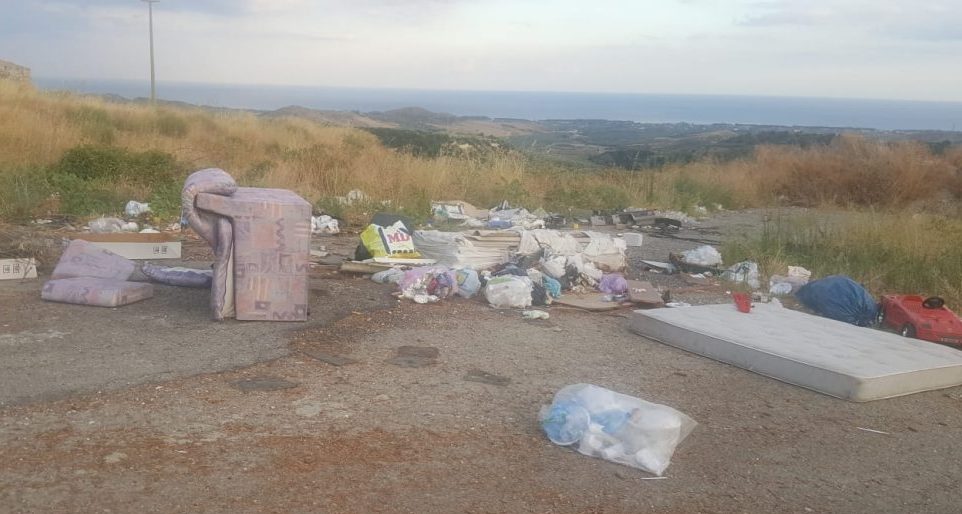 Abnormi discariche sulla strada provinciale tra Cropani e Soveria Simeri