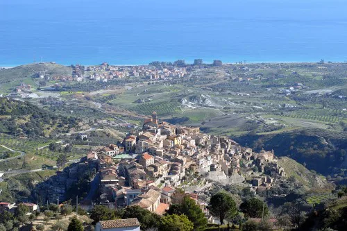 Il grande giorno di Badolato etico, il borgo trendy che non poteva morire