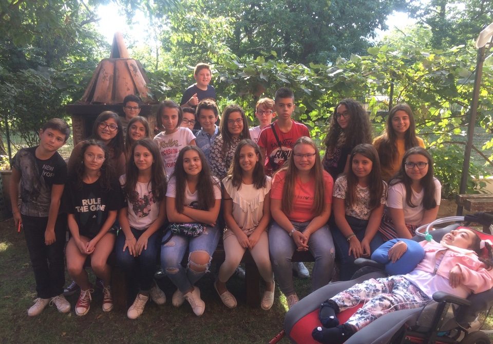 Se l’alunna non può andare a scuola, la classe va a casa dell’alunna