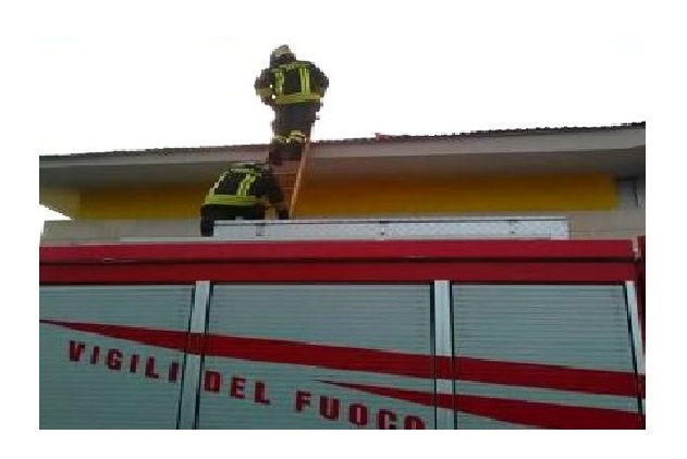 Vigili del fuoco, angeli in prima linea. Intervento ad alto rischio, per forti raffiche di vento, a Camigliatello Silano