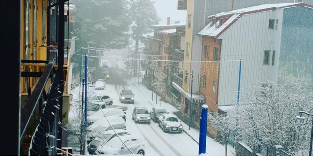 Camigliatello è arrivata la neve che accende l’attesa di turisti e vacanzieri per Capodanno