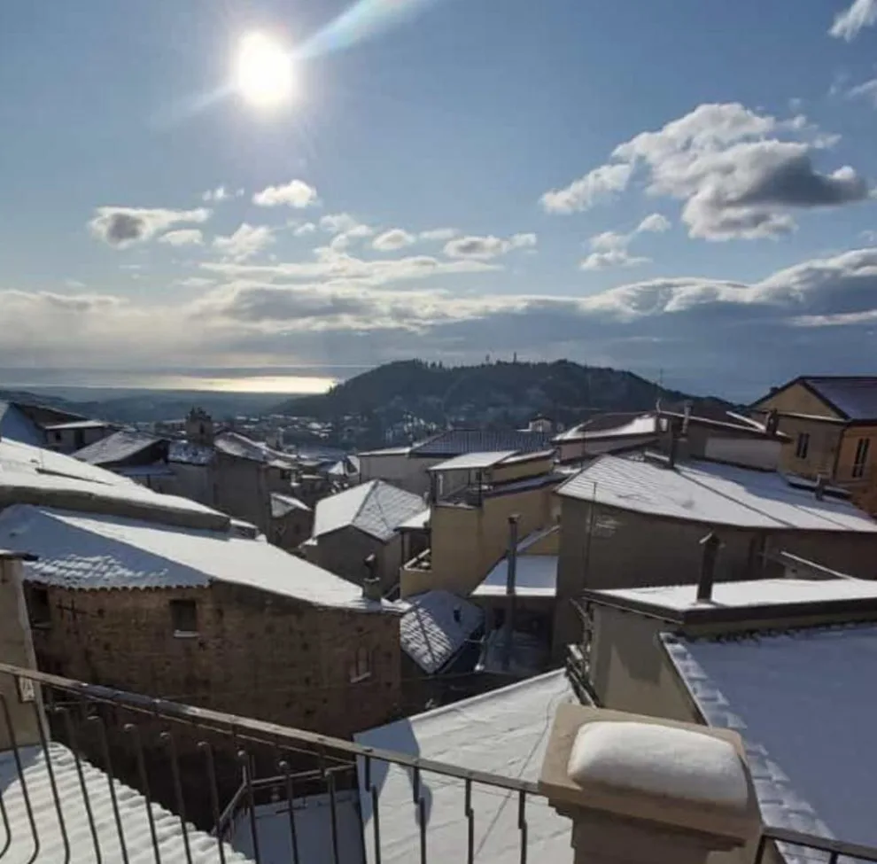 La neve imbianca i paesaggi della montagna calabrese e regala contrasti mare-monti