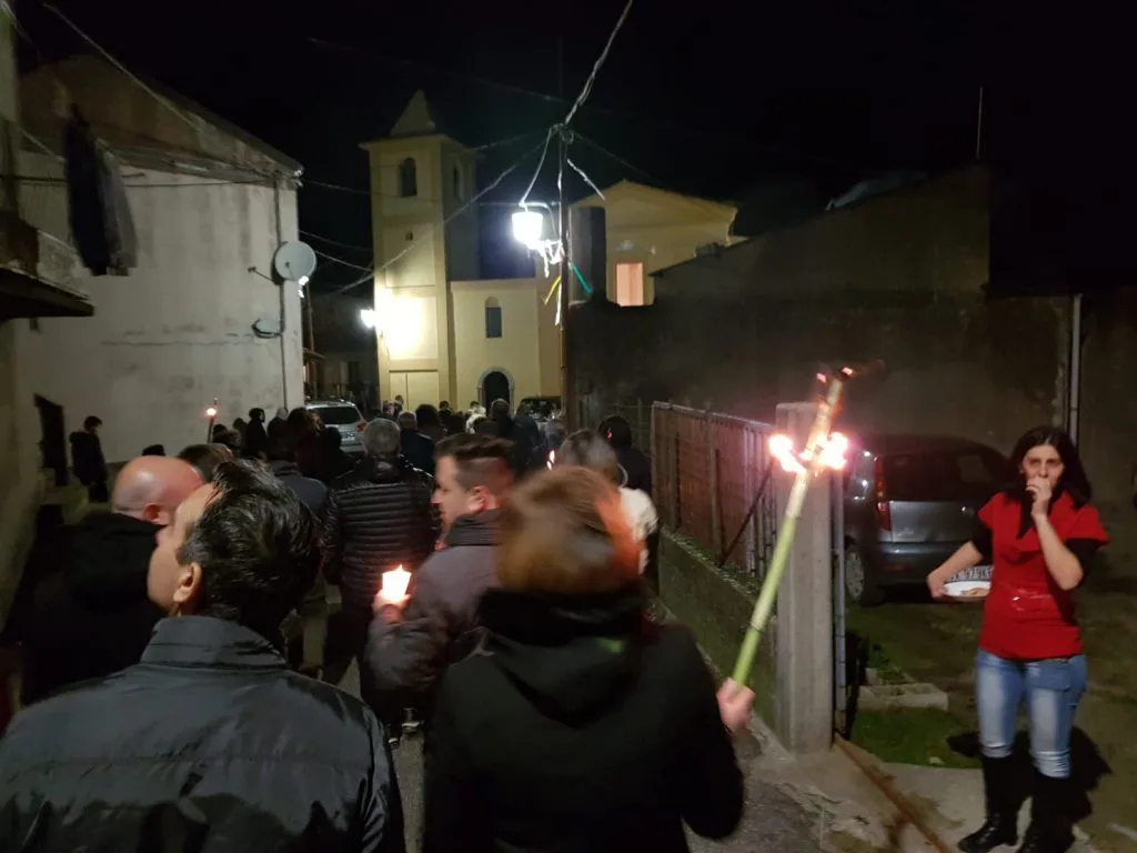 Una fiaccolata nella frazione Arietta