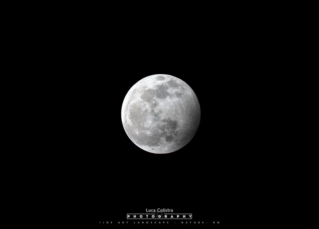 Eclissi di luna in penombra in una foto di Luca Colistra