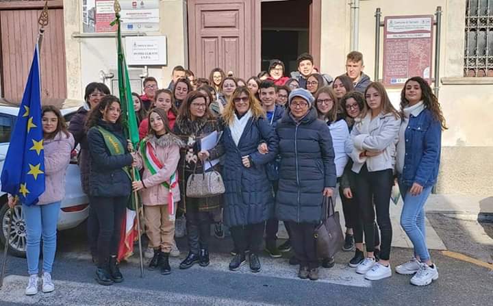 Fascia tricolore per Maria Sofia Carrozza eletta dal consiglio comunale dei ragazzi a Sersale