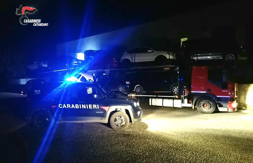 Falerna, furto di carburante dalle auto fermati un autotrasportatore e un complice