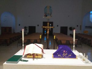 L'altare preparato per la messa