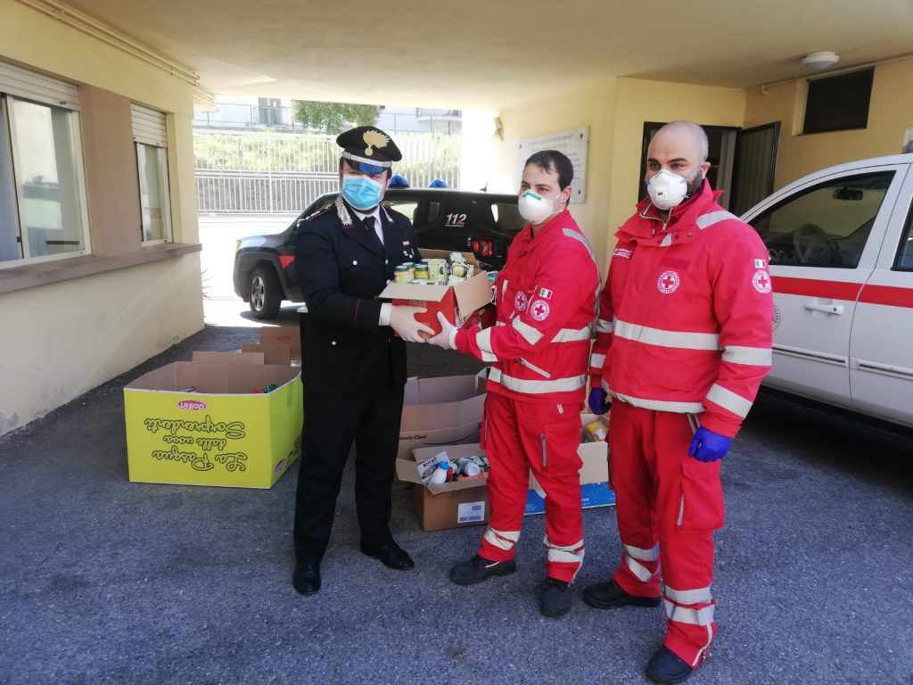 Rogliano, Pasqua di solidarietà: i carabinieri si autotassano e distribuiscono beni di prima necessità nella zona rossa