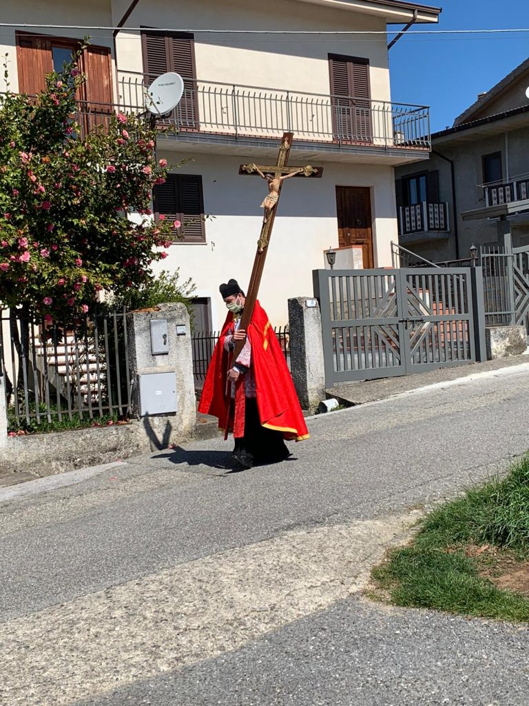 A Soveria Mannelli una Via Crucis con il parroco, don Roberto Tomaino, solo a “portare la Croce”