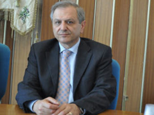 Botricello, il sindaco – e medico – Michelangelo Ciurleo riprende il camice per l’emergenza coronavirus