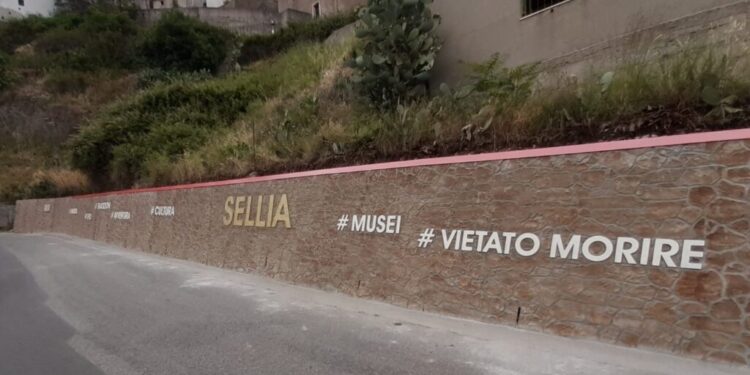 Sellia, piace sempre più il muro degli hashtag