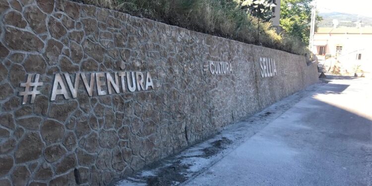 Sellia, nasce il muro degli hashtag
