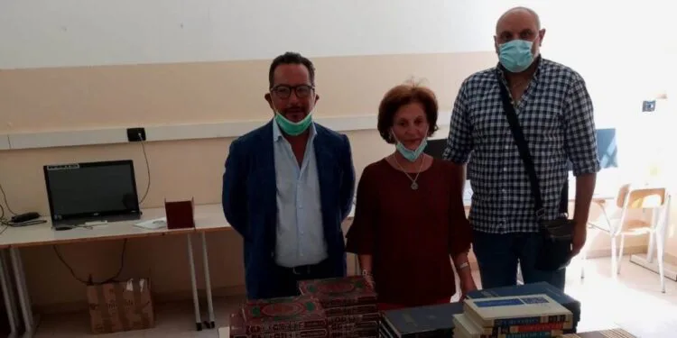 Botricello, i Lions donano 100 libri alla scuola superiore