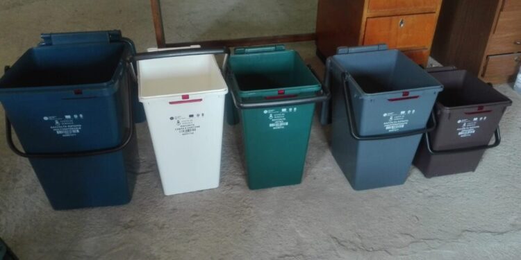 Sersale, nuovi contenitori raccolta differenziata: ogni mastello ha all’esterno un microchip