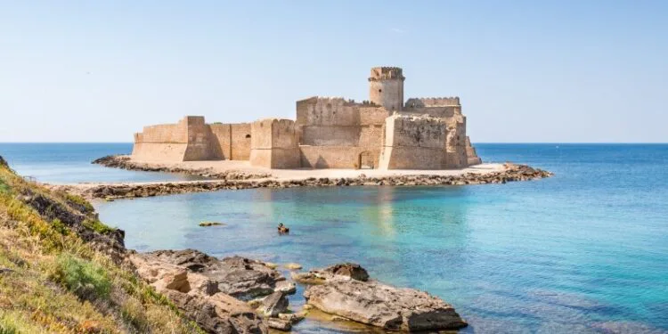 Pitaro (G. misto): “Castello aragonese chiuso offende l’intelligenza degli italiani”