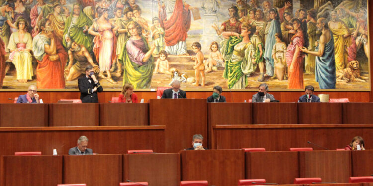 La pandemia non è un campionato di calcio: qualcuno lo dica al presidente del Consiglio regionale