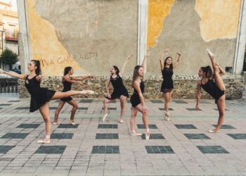 In Piazza Bonini le ballerine del Mulino delle Arti per la foto del nuovo anno accademico