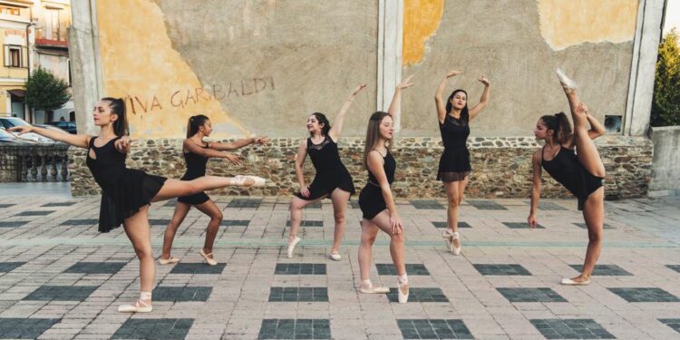 In Piazza Bonini le ballerine del Mulino delle Arti per la foto del nuovo anno accademico