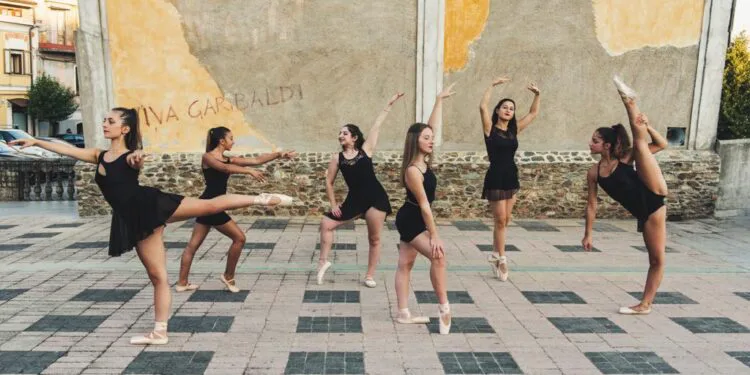 In Piazza Bonini le ballerine del Mulino delle Arti per la foto del nuovo anno accademico