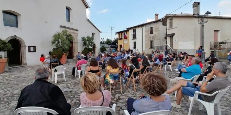 “Mondi Paralleli” il libro di Pettinato e Folino presentato in piazza a Panettieri