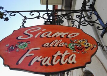 “Siamo alla frutta” l’intrigante insegna scoop di Milena, la bella fruttivendola molisana